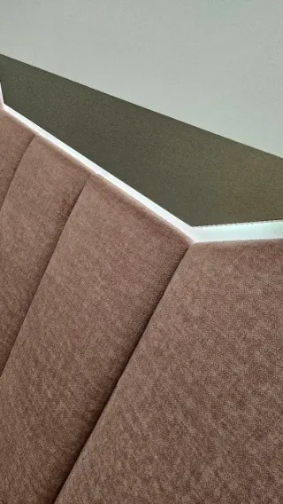 Cama de casal cor-de-rosa com luz.