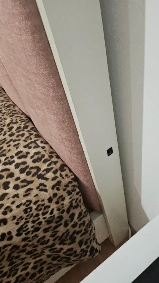 Cama de casal cor-de-rosa com luz.