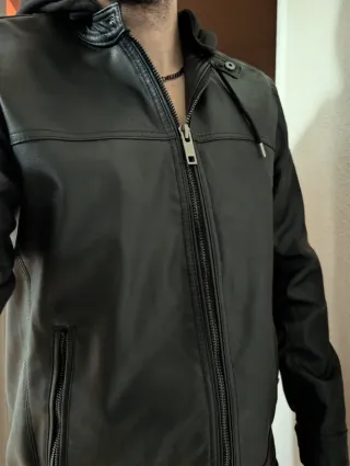 Chaqueta cuero negra con capucha