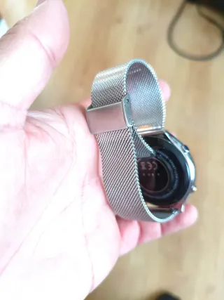 Smartwatch plateado con correa de malla