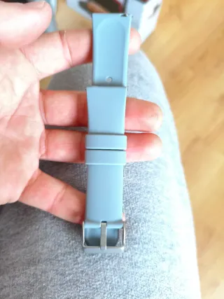 Smartwatch plateado con correa de malla