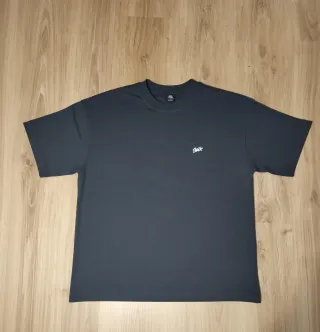 Camiseta negra con logo