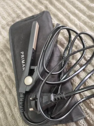 Mini plancha de pelo Primark negra y secador lidl