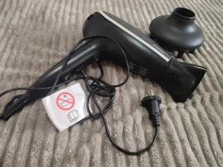 Mini plancha de pelo Primark negra y secador lidl