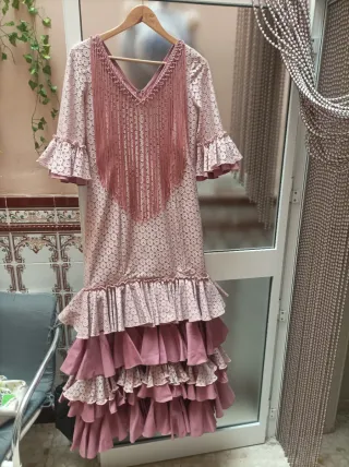 Traje de flamenca rosa con volantes
