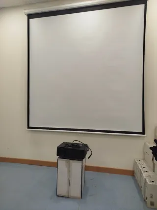 Proyector y pantalla enrollable