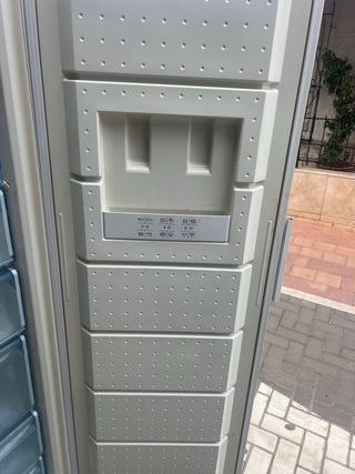 Congelador vertical blanco