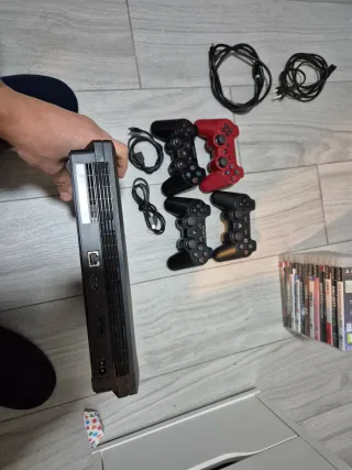 Consola PS3 Slim + 4 mandos + 12 juegos