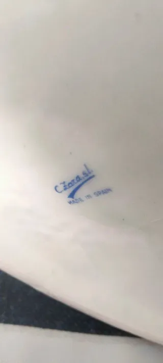 Jarrón de porcelana blanco y dorado