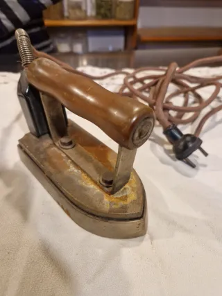 Antigua plancha eléctrica vintage