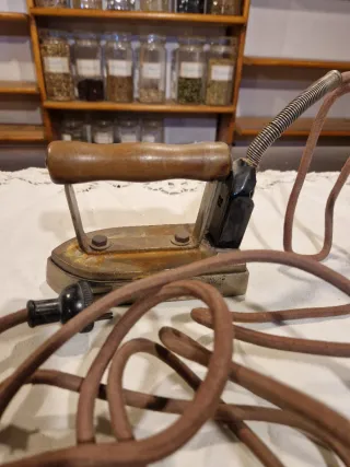 Antigua plancha eléctrica vintage