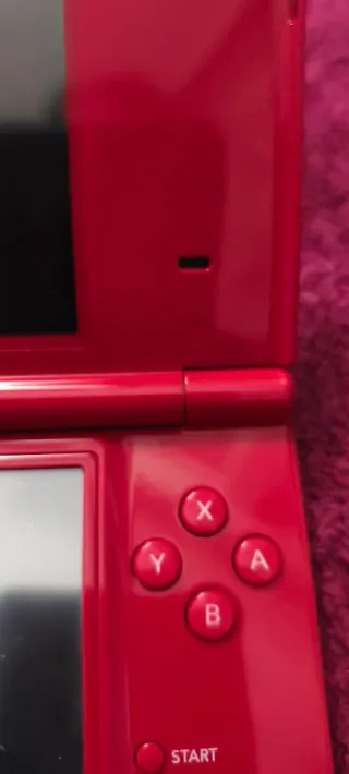 Nintendo DSi Roja + Cargador no original.