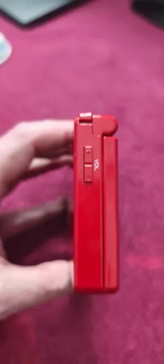 Nintendo DSi Roja + Cargador no original.