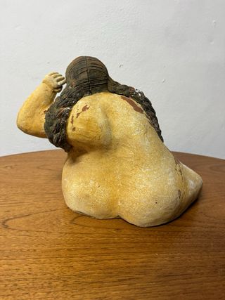 Escultura de barro mujer sentada