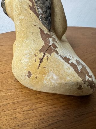 Escultura de barro mujer sentada