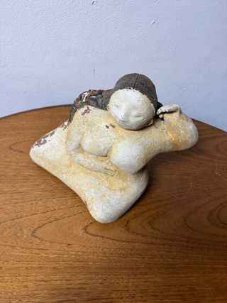 Escultura de barro mujer sentada