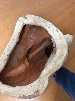 Escultura de barro mujer sentada