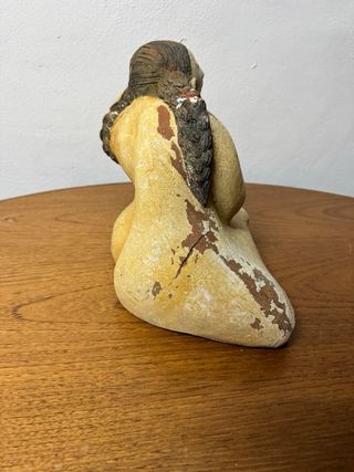 Escultura de barro mujer sentada