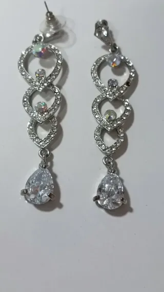 Pendientes largos plateados con pedrería