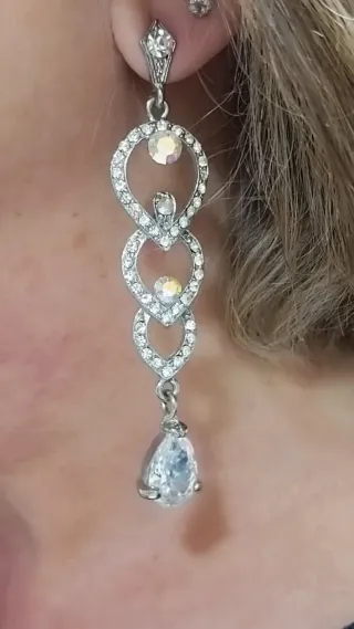 Pendientes largos plateados con pedrería