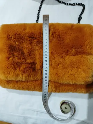 Bolso pelo mostaza con cadena