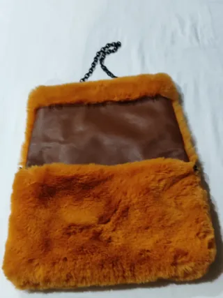 Bolso pelo mostaza con cadena