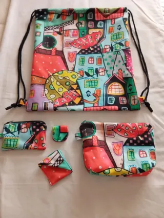 Lote: Mochila, neceser, monedero, marcapáginas ...