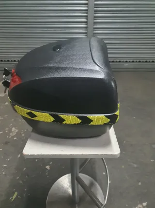 Baúl para Moto/Escúter Negro y Rojo