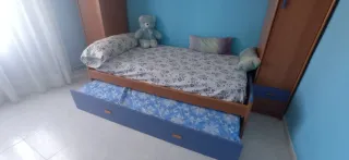 Habitación juvenil madera y azul
