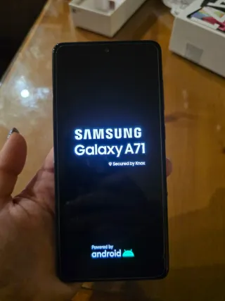 Samsung Galaxy A71 con funda