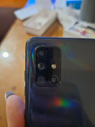 Samsung Galaxy A71 con funda