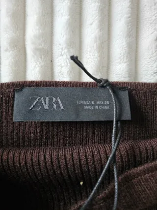 Top marrón con volantes