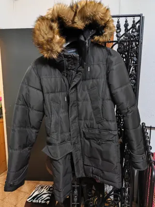 Parka negra con capucha y pelo