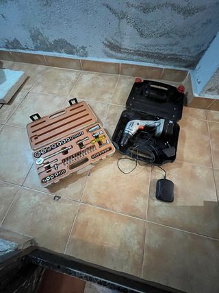 Taladro y maletín de herramientas