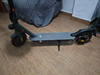Patinete Eléctrico con Casco