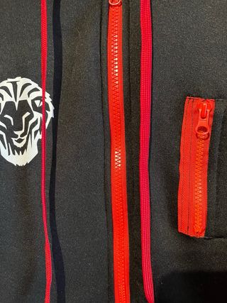 Sudadera con cremallera y capucha logo atras