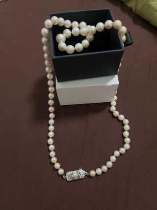 Collar de perlas con cierre plateado