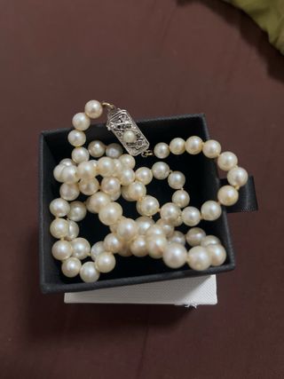 Collar de perlas con cierre plateado