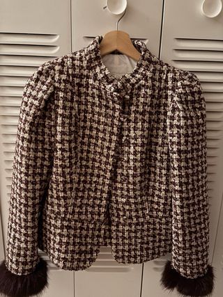 Blazer Zara con puños pelo burdeos/crudo