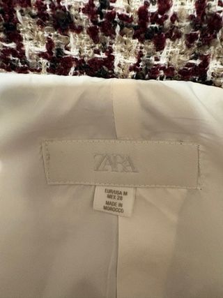 Blazer Zara con puños pelo burdeos/crudo