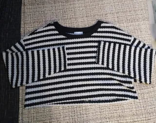 Jersey de rayas blanco y negro ..Es ancho y corto