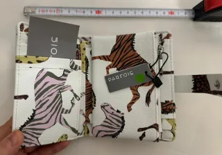 Cartera Parfois con estampado de cebras