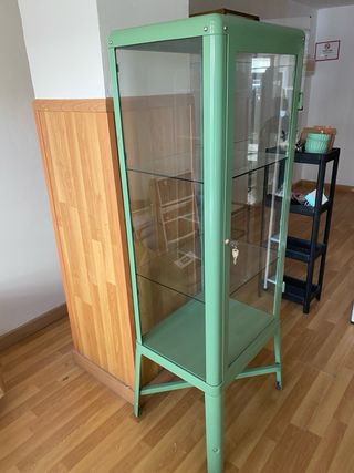 Vitrina verde agua cristal y metal