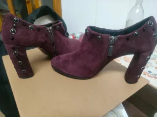 Botines EZzio tacón tachuelas morado/negro