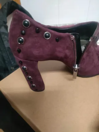 Botines EZzio tacón tachuelas morado/negro