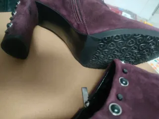 Botines EZzio tacón tachuelas morado/negro