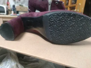 Botines EZzio tacón tachuelas morado/negro