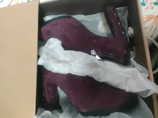 Botines EZzio tacón tachuelas morado/negro