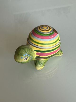 Statuetta tartaruga Noah's Creations colorata.