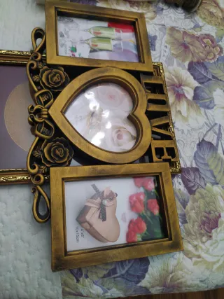 Lámpara vintage y marcos de fotos